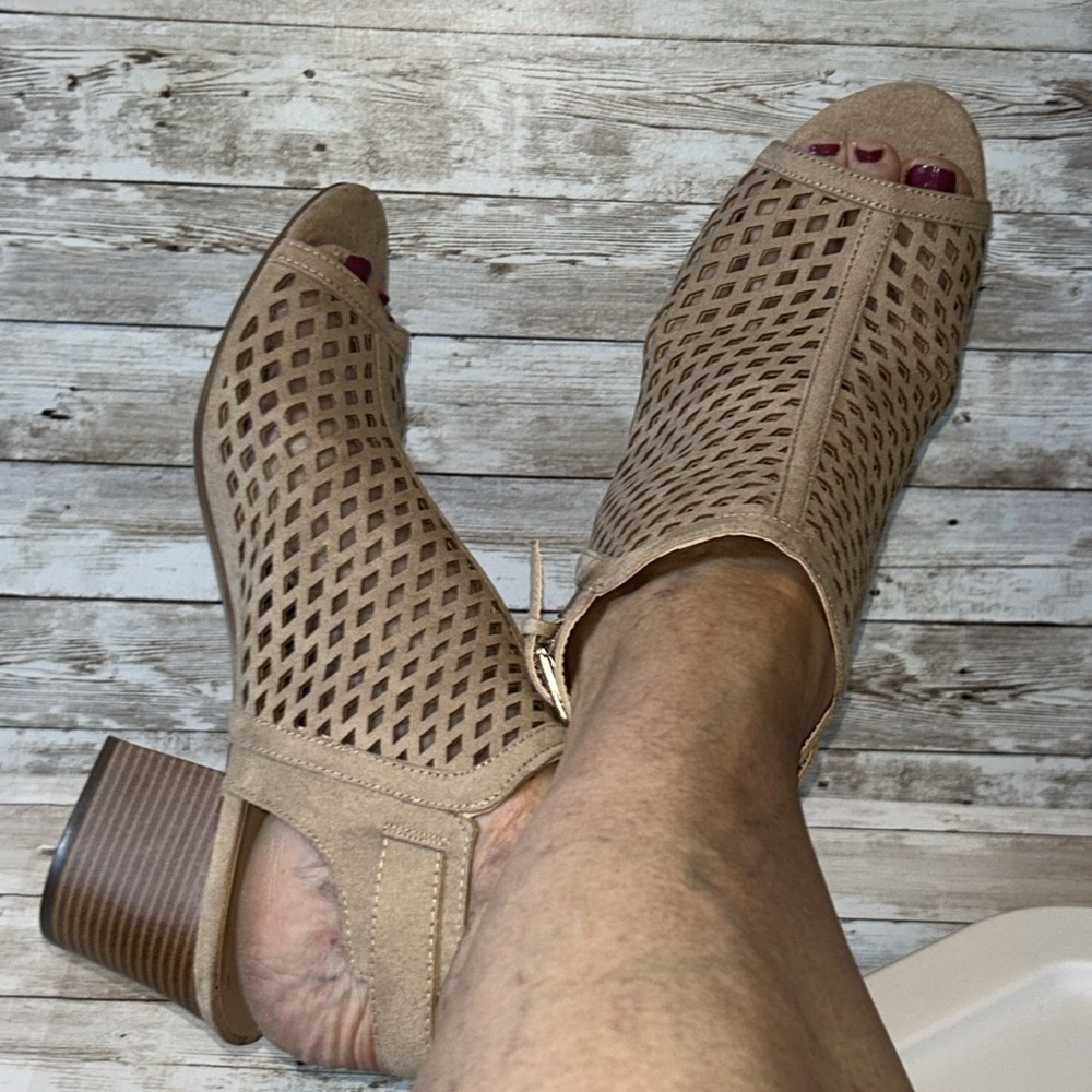“Unisa”brand, vegan suede, perforated, open toe, chunky heeled shoe - size 10 - Picture 10 of 10